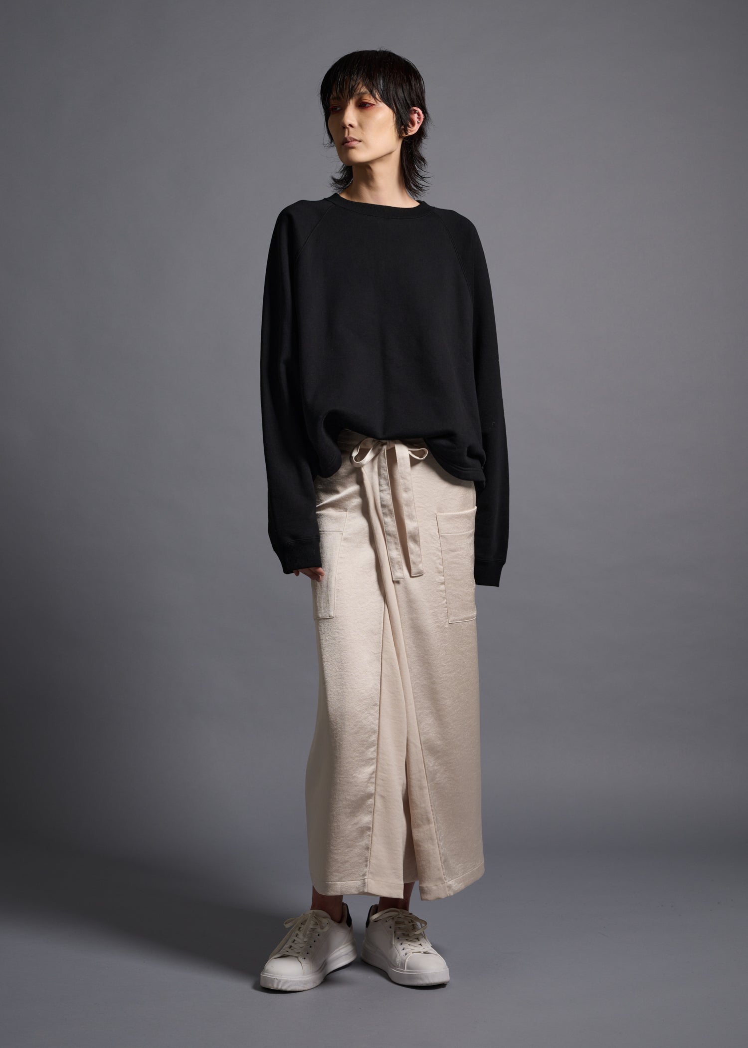 Tucked hem sweatshirt, black, cogthebigsmoke, one size fits all, sustainable fashion, less is more, made in Japan, quiet luxury, minimalist