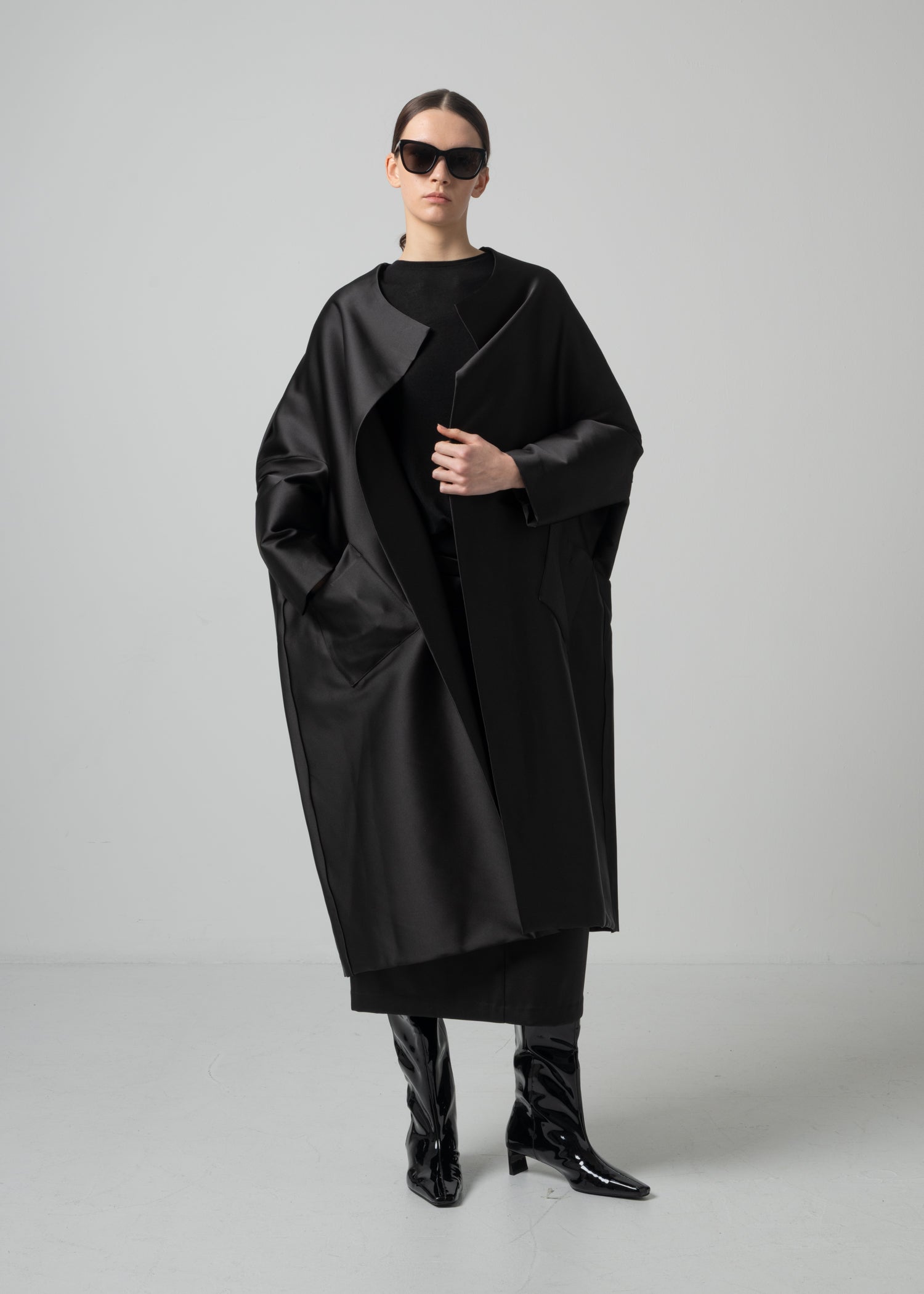 01 OAKLYNN COLLARLESS COAT / DUCHESS SATIN STRETCH - C15