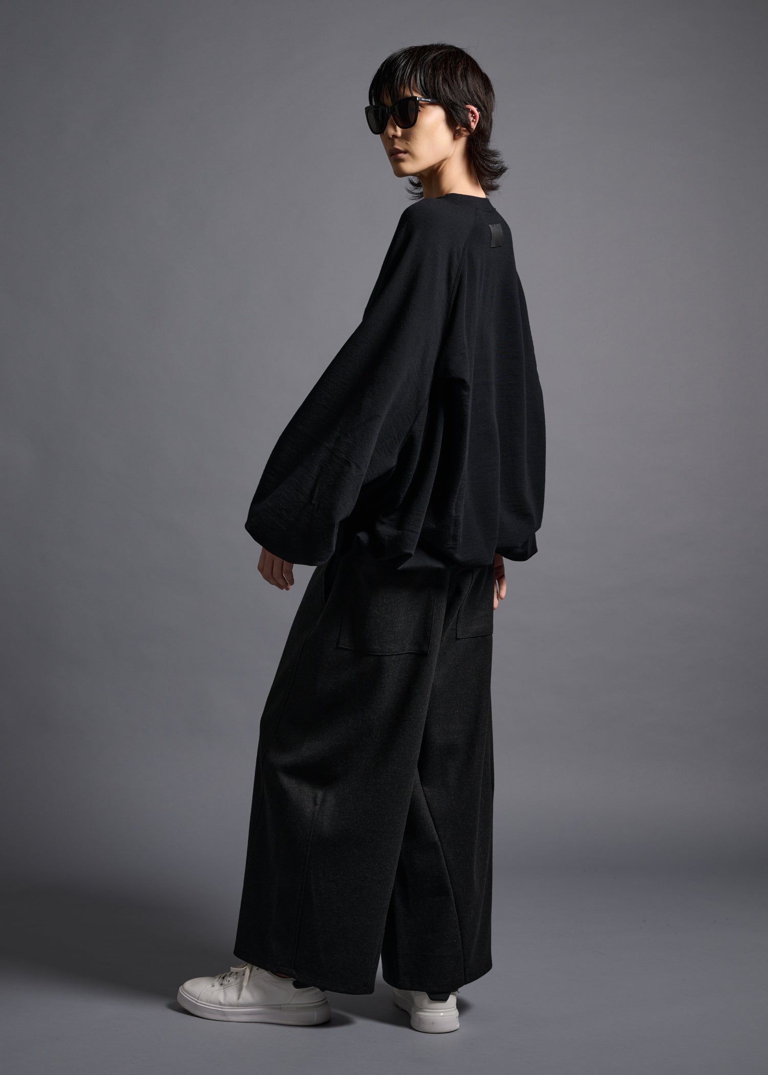 Oversized long sleeve sweatshirt, black, cogthebigsmoke, one size fits all, sustainable fashion, less is more, made in Japan, quiet luxury, minimalist