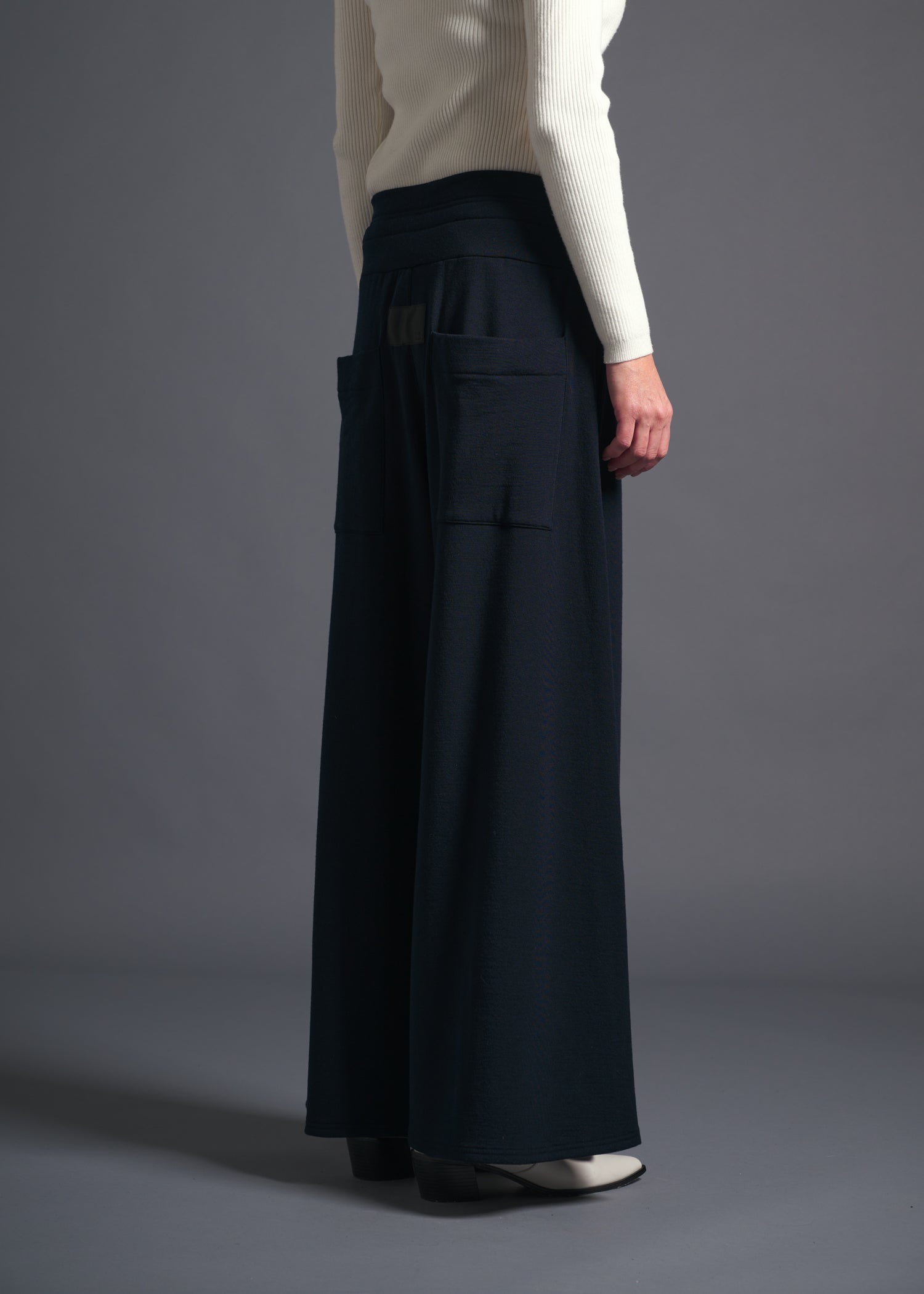 A-line silhouette, Wide leg trousers, navy, cogthebigsmoke, one size fits all, sustainable fashion, less is more, made in Japan, quiet luxury, minimalist
