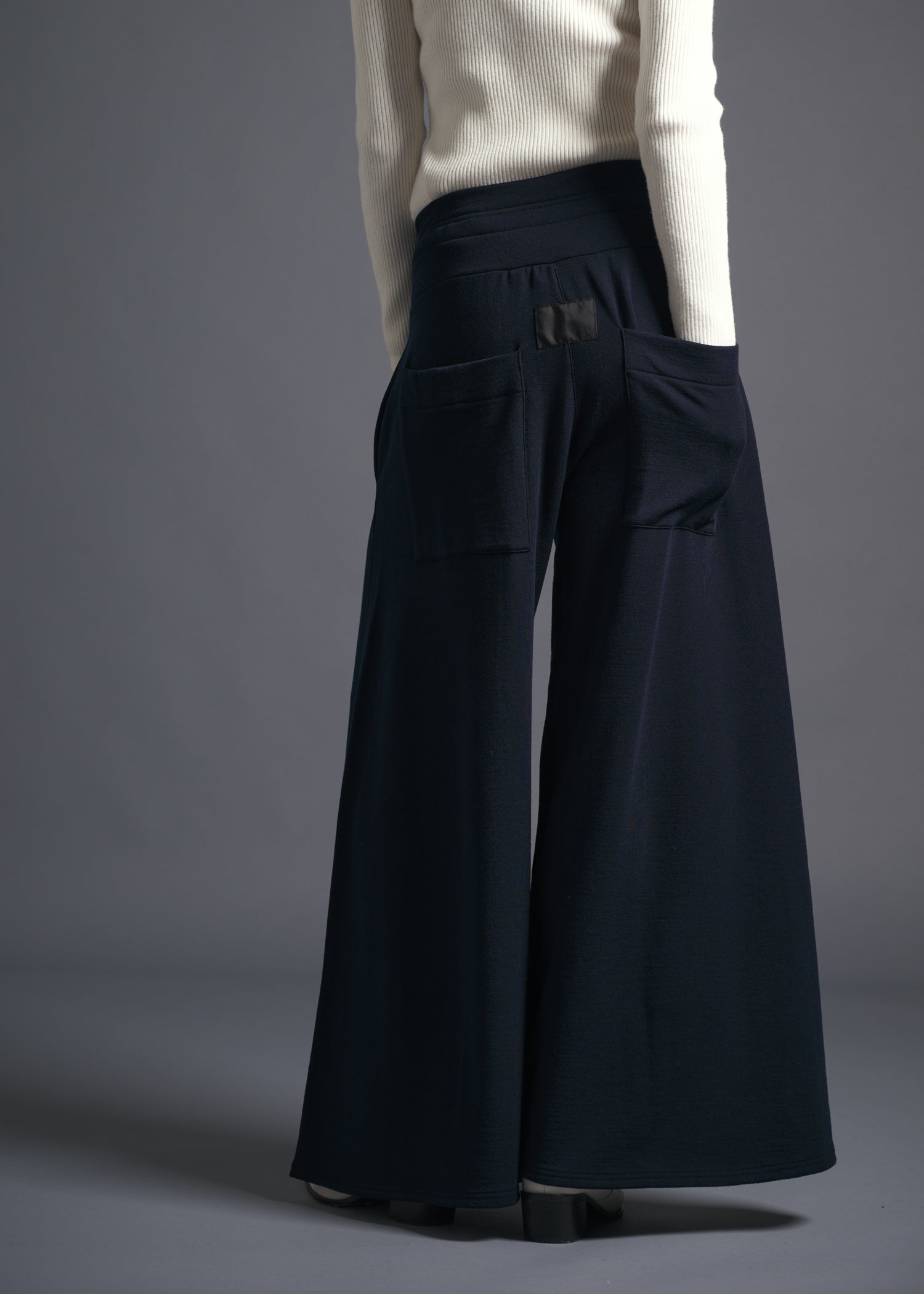 A-line silhouette, Wide leg trousers, navy, cogthebigsmoke, one size fits all, sustainable fashion, less is more, made in Japan, quiet luxury, minimalist