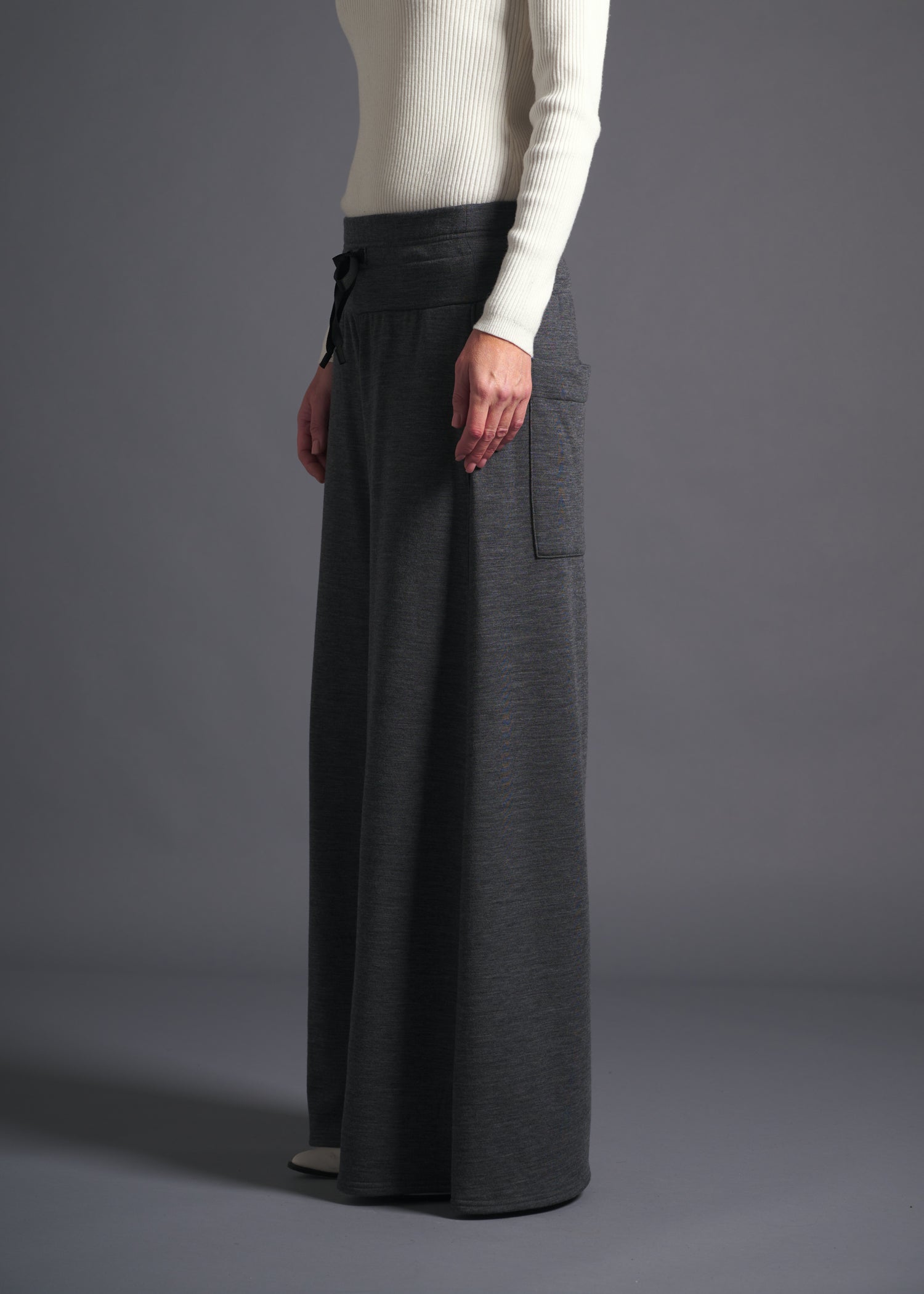 A-line silhouette, Wide leg trousers, dk grey, cogthebigsmoke, one size fits all, sustainable fashion, less is more, made in Japan, quiet luxury, minimalist
