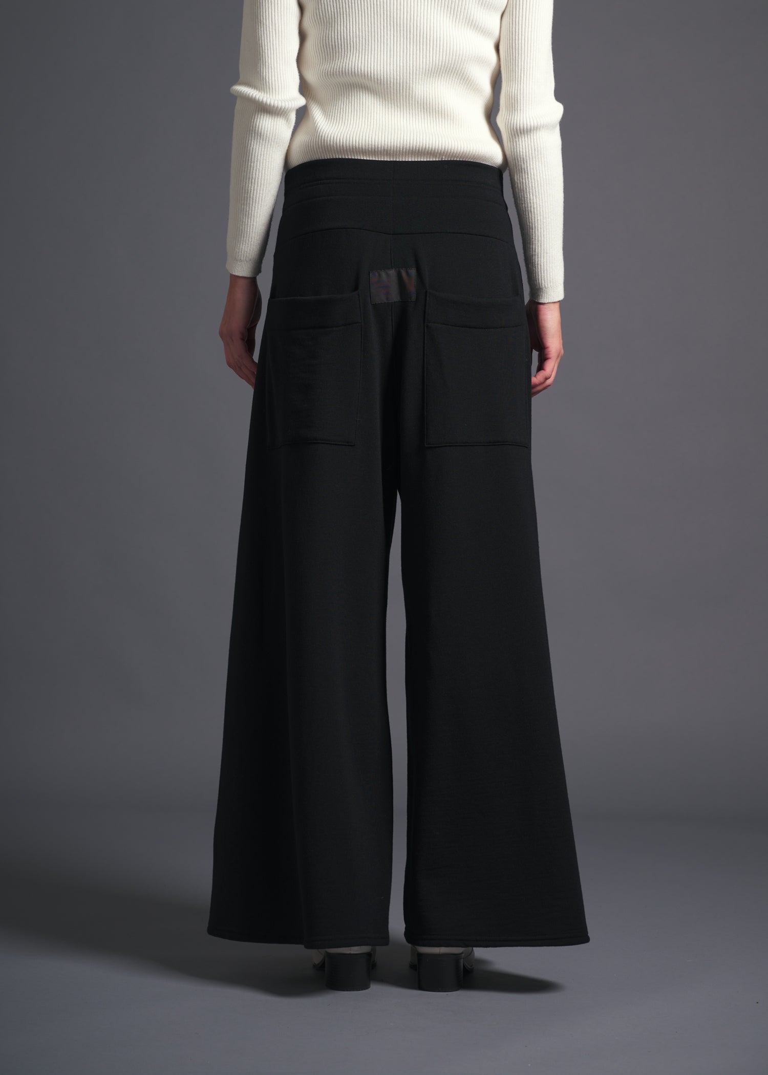 A-line silhouette, Wide leg trousers, black, cogthebigsmoke, one size fits all, sustainable fashion, less is more, made in Japan, quiet luxury, minimalist