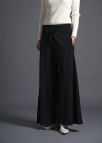 A-line silhouette, Wide leg trousers, black, cogthebigsmoke, one size fits all, sustainable fashion, less is more, made in Japan, quiet luxury, minimalist