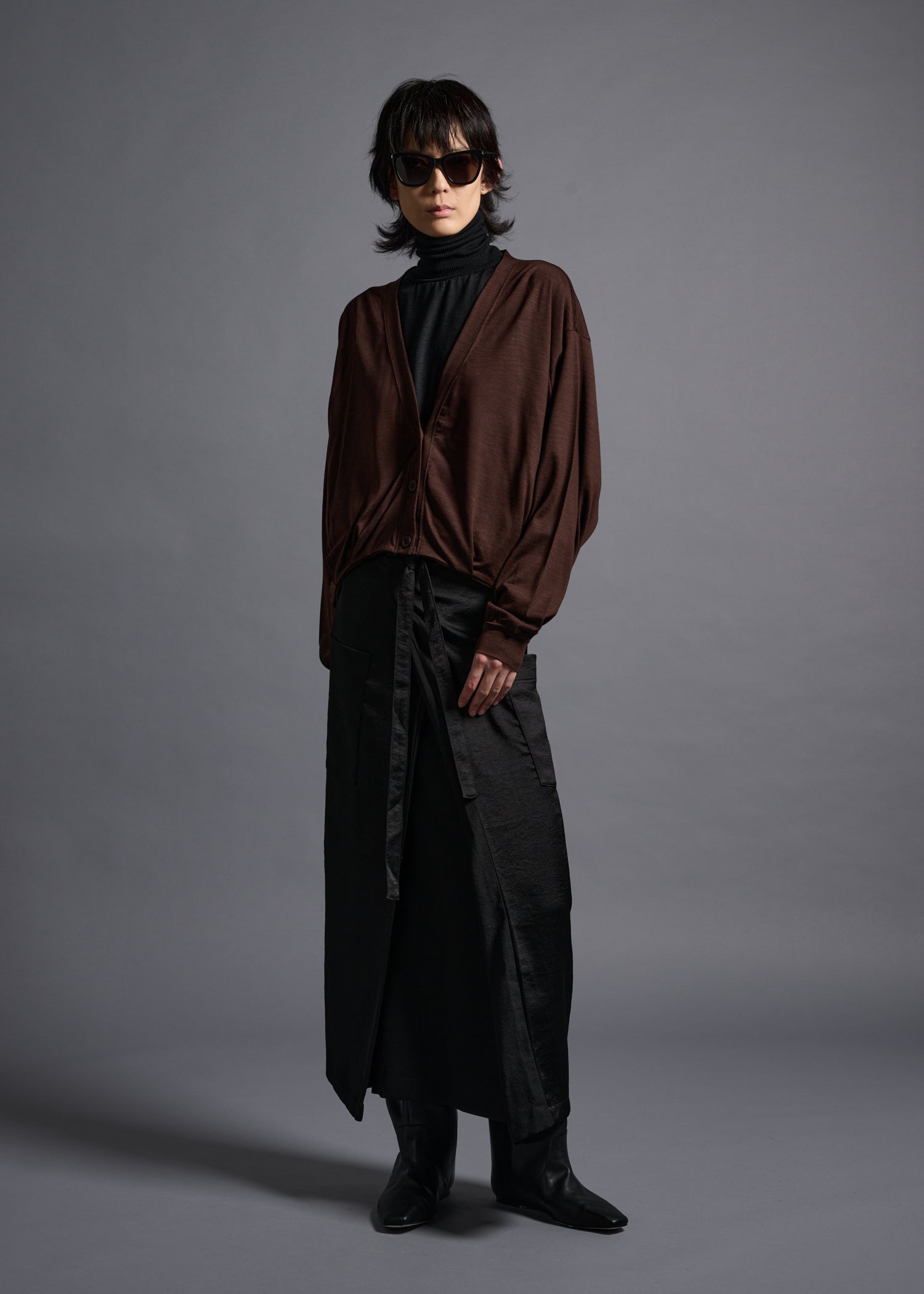 Midriff-length V-neck cardigan, chocolate, cogthebigsmoke, one size fits all, sustainable fashion, less is more, made in Japan, quiet luxury, minimalist