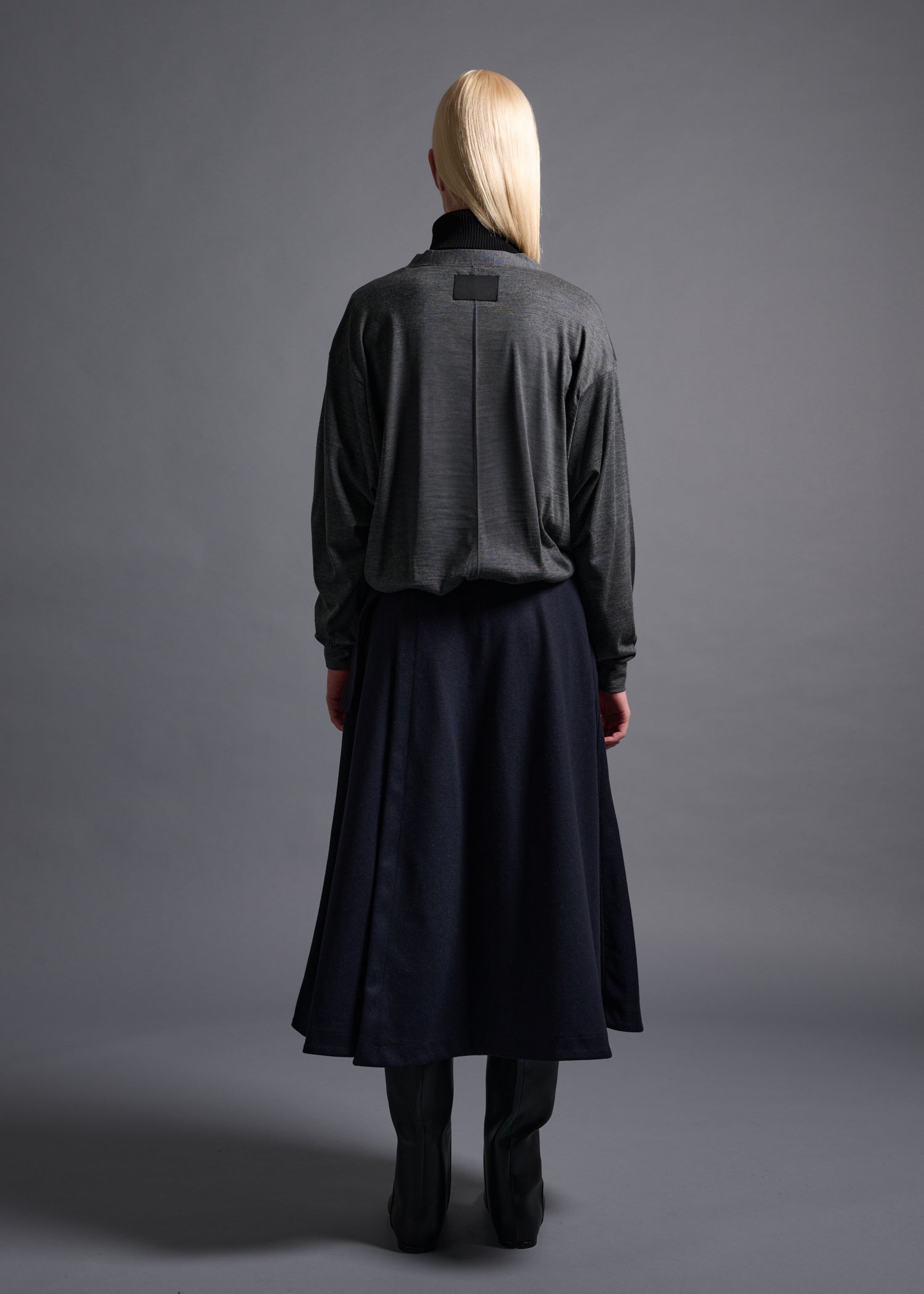 Midriff-length V-neck cardigan, dk grey, cogthebigsmoke, one size fits all, sustainable fashion, less is more, made in Japan, quiet luxury, minimalist