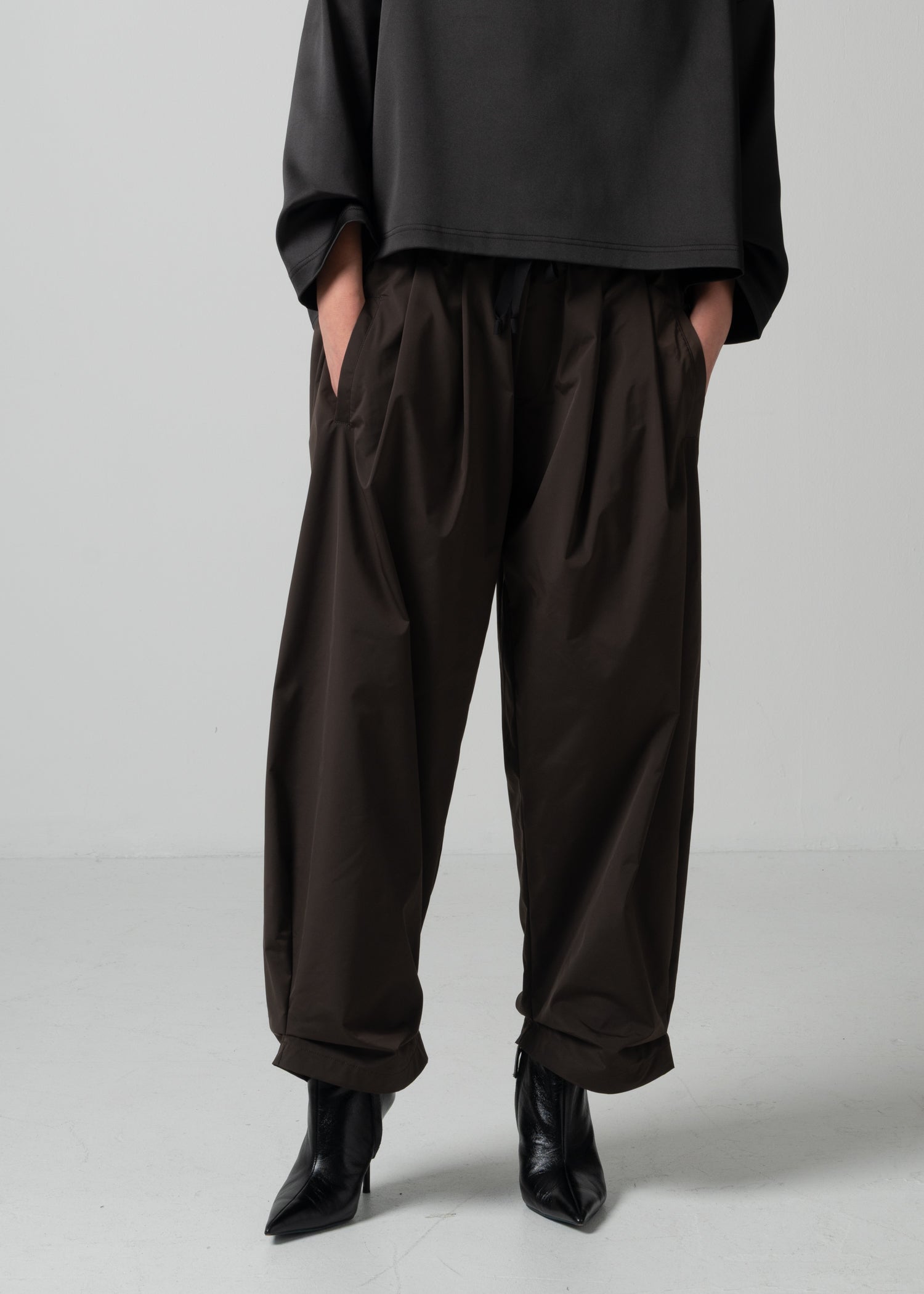 41 NIRVANA TUCKED-HEM TROUSERS / HIGH-COUNT PL STRETCH - C15