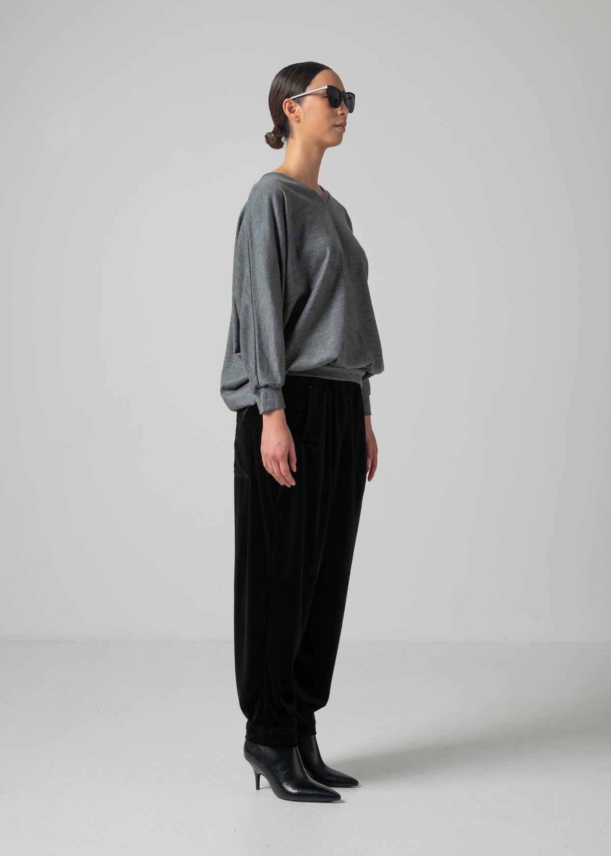 ORI V NECK TOP / MILLED WASHABLE JERSEY_CHARCOAL / Made in Japan | COGTHEBIGSMOKE